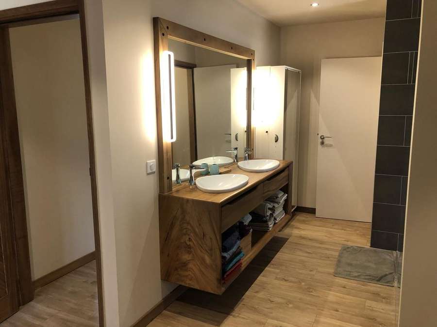 Double vasque en bois massif — une salle de bain aux finitions hôtelières