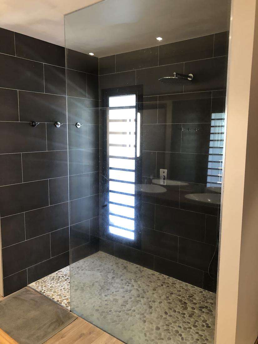 Douche à l'italienne sur galets — des finitions dignes d'un hôtel de charme