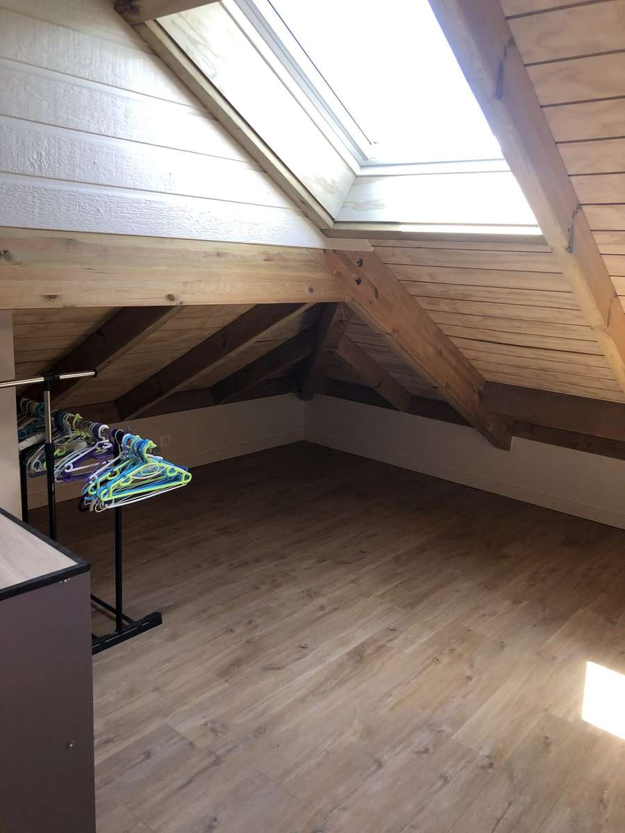 Chambre mansardée — volumes généreux sous les toits