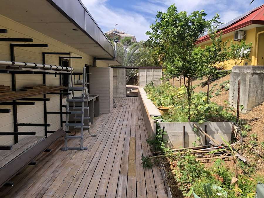 Rangement, évier extérieur, WC et jardinière — tout le confort dehors